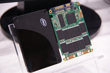 噂のインテル製2.5インチSSD。