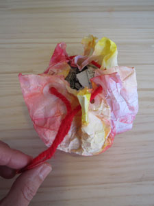 お菓子を工作にいれる