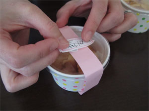 手作りシールを貼ります
