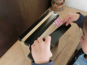 ダンボールでかばんづくり