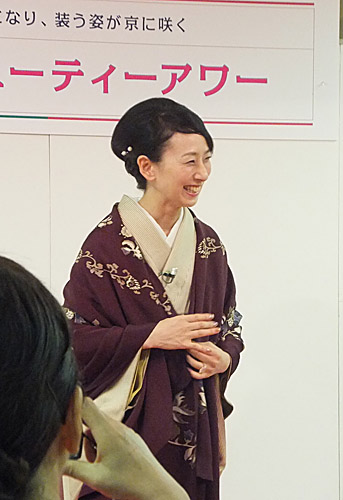 柾木良子先生(縮緬のショールの羽織り方をご指南下さいました!)
