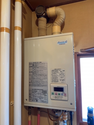 UKB-SA472B(FK) コロナ CORONA 石油給湯器 SA SERIES 水道直圧式 給湯+追い焚きタイプ 屋内設置型 強制排気 送料無料 UKB-SA472F(MP)コロナ 石油給湯機器SAシリーズ(水道直圧式)フルオートタイプ UKBシリーズ(給湯＋追いだき) 据置型  46.5kW屋外設置型 前面排気 インターホンリモコン付属