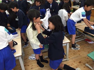 小学生体育着替え 今日は発育測定 ― １年生に着替え指導（６年生） ― 遊びも一緒に♪ | なぎさ公園小ブログ