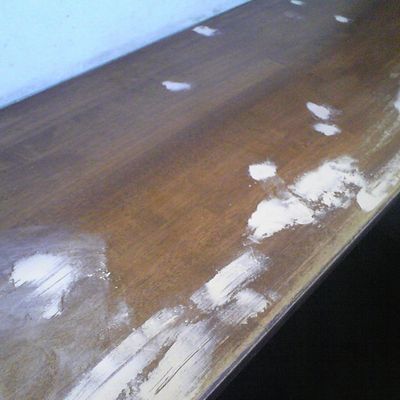 角が擦れていたりタバコの焦げだらけのカウンター