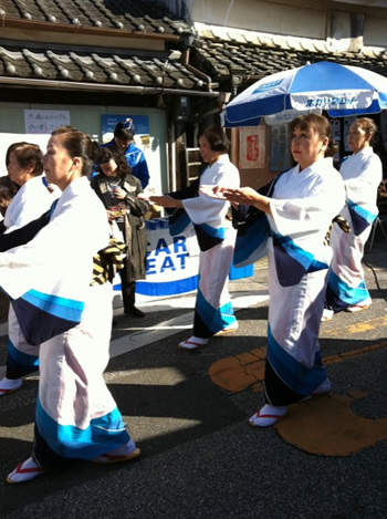 素敵な踊りも。