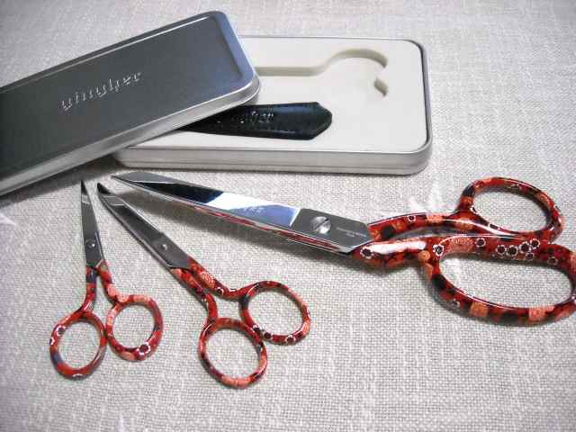 イタリア製【GINGHER/ギンガー】縫製 クラフト 刺繍 キルト 小型ハサミ プロ愛用最高級の手芸用ハサミ コウノトリデザイン 金色ゴールド  3.5インチ[ケース付き]Gingher Stork Embroidery Scissors (NOT-235)