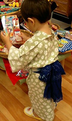アンパンマンのスリッパにご満悦