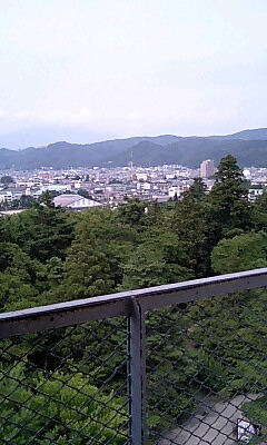 遠くに飯盛山