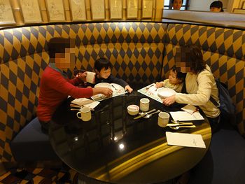 みんなでぐるっと座ります。