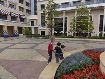中庭で