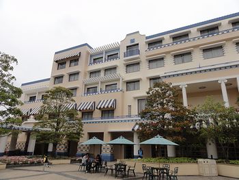 白とブルーの建物がいいね