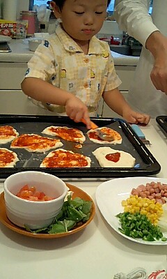 生地をのばして、ソースをぬりぬり