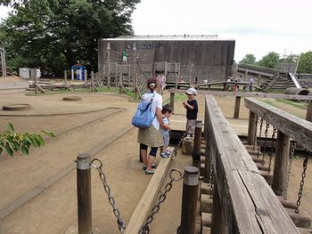 アスレチックで遊びます