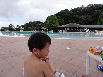 ホテルのプールにて