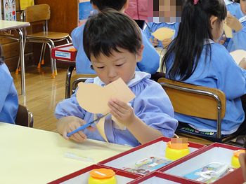 はさみを使うのは真剣です