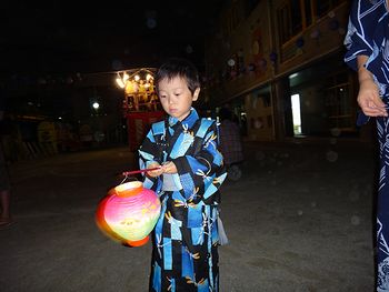 ちょうちんに火をともします