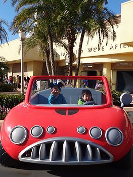 モンスターズインクの車にて