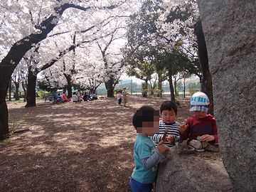 おままごとをしている子どもたち