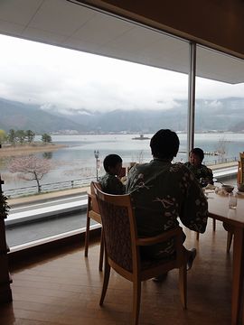 湖を見ながらの朝食