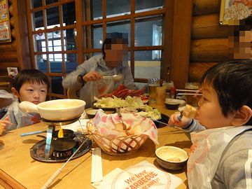 子どもたちはチーズフォンデュ