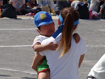 先生にだっこされても泣いているし