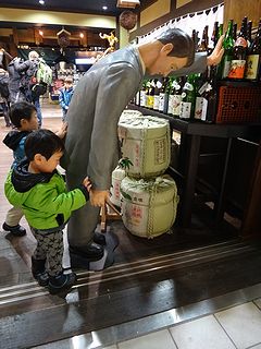 背中をさすってます