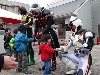 握手に並ぶ子供たち