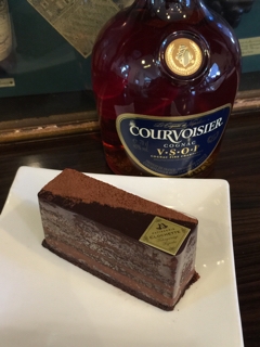 お酒使ったケーキ クルヴォワジェ Petite Clochette