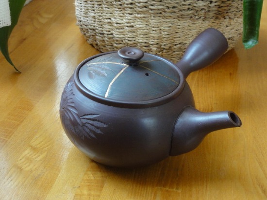 金継ぎによる急須の蓋つまみ 割れの修繕事例 ｜ 金継ぎ工房かなまる