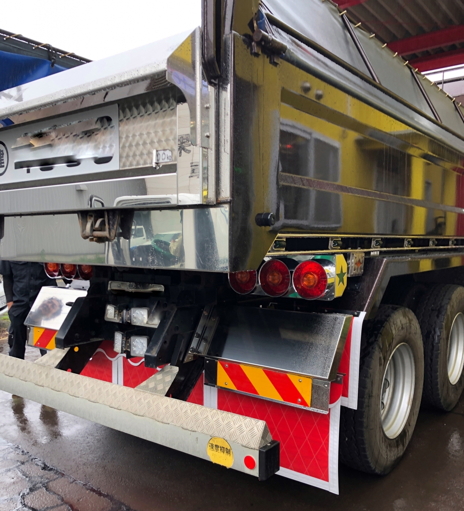 ウロコ　リアバンパー　デコトラ ウロコノーマルリアバンパー(1500mmタイプ)丸型テール仕様（別途