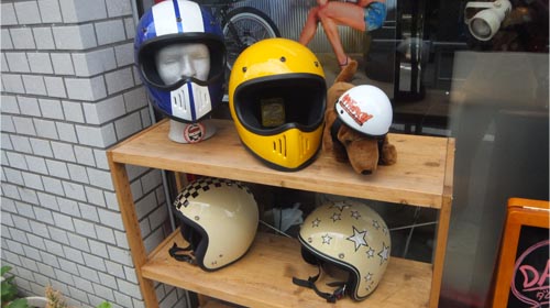 店頭にはペット用ヘルメットも ダムショップ