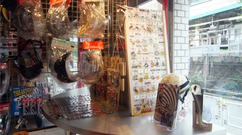 DAMMSHOP JR山の手線の線路沿い