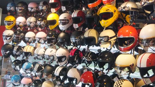 DAMMTRAX直営店 ヘルメット展示