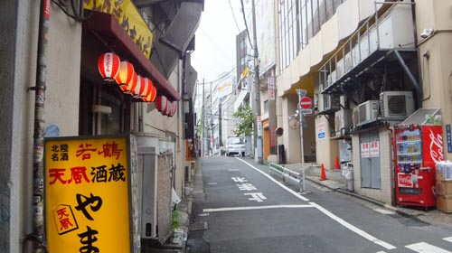 JR渋谷駅 山手線 線路沿い道路