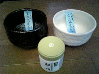 松柏とお茶碗二つ