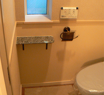 石のトイレ棚