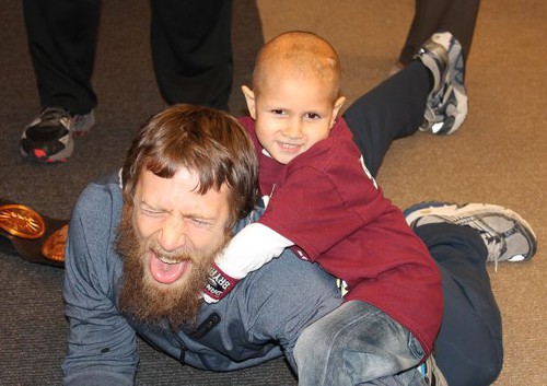 WWEの噂・裏技・裏話_ダニエル・ブライアンが子どもにノーロックをかけられてタップアウト