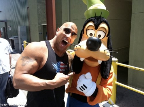 WWEの噂・裏技・裏話_ディズニーランドをご満悦するザ・ロック