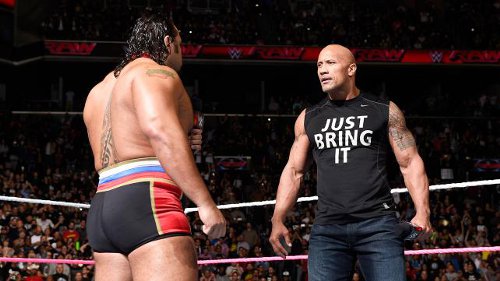 WWEの噂・裏技・裏話_ザ・ロックとルセフ&ラナがバックステージで笑顔で3ショット
