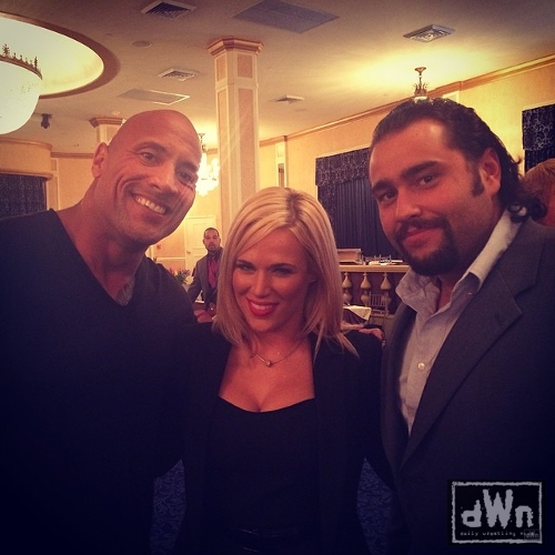 WWEの噂・裏技・裏話_ザ・ロックとルセフ&ラナがバックステージで笑顔で3ショット