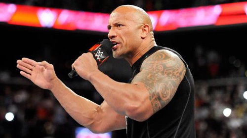 WWEの噂・裏技・裏話_ザ・ロックがまるで子供!?ロックが236cmのバスケットボール選手と撮ったツーショットが話題に