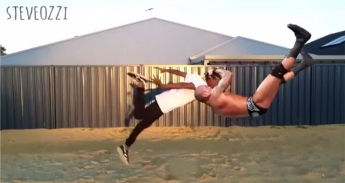 WWEの噂・裏技・裏話_ランディ・オートンが誰かれかまわずRKO!合成動画が話題に