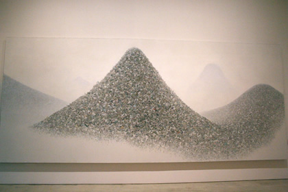 灰色の山