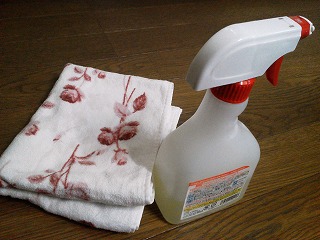 住居用洗剤とタオル