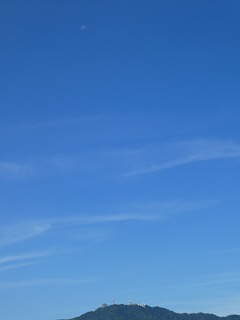 秋空と下弦の月