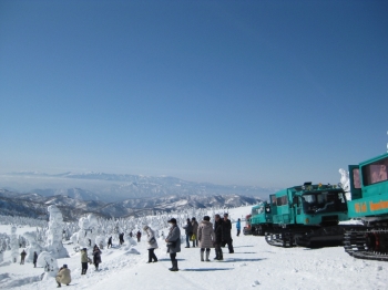樹氷を観賞する人々、雪上車