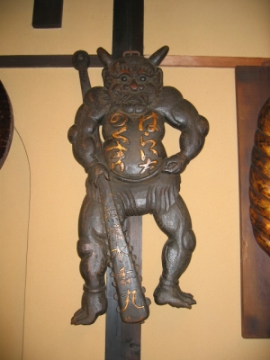 南禅寺順正の骨董・薬の看板の鬼