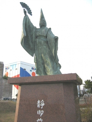 静御前の像