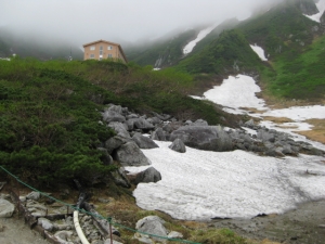 モレーン(堆石)、残雪、ホテル千畳敷が見える