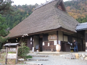 茅葺き屋根の家
